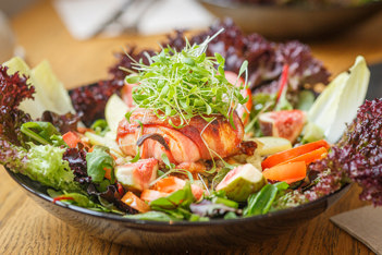bord met heerlijke salade en diverse groenten